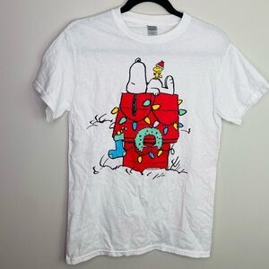 Snoopy and Woodstock Christmas holiday on red doghouse short sleeve size‎ small